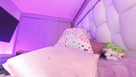 Snapshot of _bellaswwet_ chatting on December 17, 4:11 pm _bellaswwet_ online show from December 17, 4:11 pm