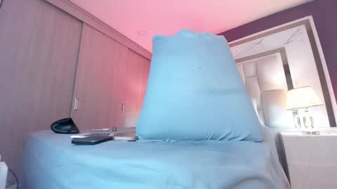 _bellaswwet_ online show from June 8, 3:33 pm