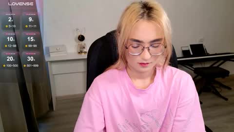 _meow_neko_ online show from January 19, 8:12 am