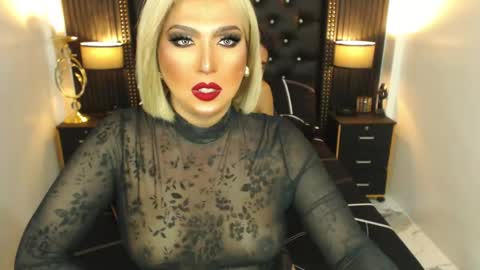 _natashacooper_ online show from April 15, 7:58 pm