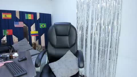 aisha_hotts777 online show from June 13, 9:15 pm