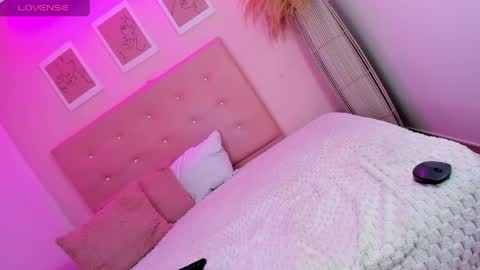 annie_dolce_ online show from June 3, 2:33 pm