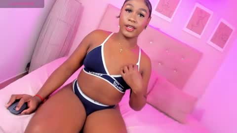 annie_dolce_ online show from June 24, 3:21 pm
