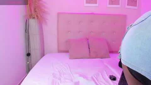 annie_dolce_ online show from July 1, 1:22 pm