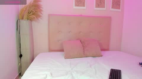annie_dolce_ online show from July 4, 4:12 pm