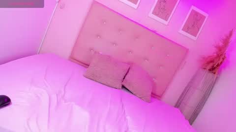 annie_dolce_ online show from July 15, 2:00 pm