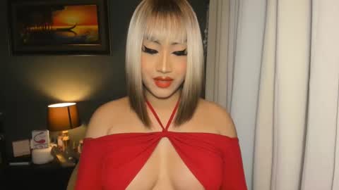 Snapshot of aqueenofcumxx chatting on December 6, 4:12 pm Alicia online show from December 6, 4:12 pm