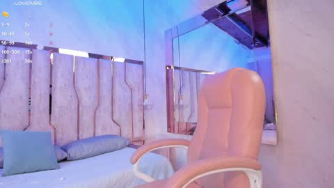 ariana_grande233 online show from March 31, 11:56 am