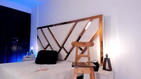 Aron cruz  online show from April 1, 1:41 pm