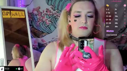 Snapshot of ashleyqt_aus chatting on October 7, 7:09 am AshleyQT online show from October 7, 7:09 am