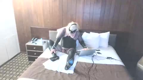 Dodge001 online show from December 31, 4:04 pm