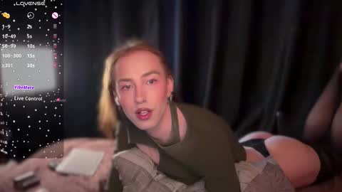 avril_pearly_ online show from March 17, 11:12 am