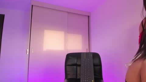 Snapshot of babymiaa__ chatting on October 21, 10:11 pm online show from October 21, 10:11 pm