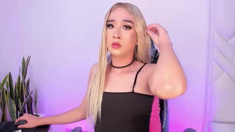          I work from home this is my room 3 online show from December 14, 8:42 am