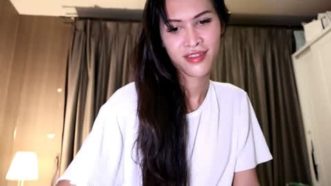 bee_thai online show from June 18, 9:19 pm