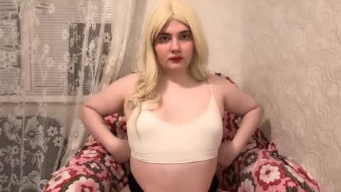 Snapshot of camgirl_xx chatting on December 12, 2:33 pm Marta online show from December 12, 2:33 pm