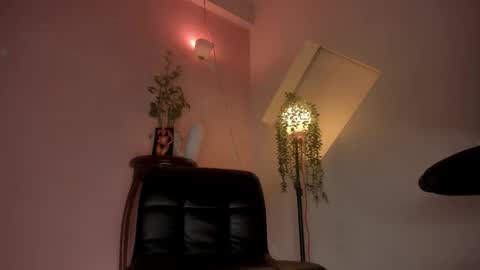 Snapshot of chloe_cooperr chatting on October 18, 12:25 am chloe_cooperr online show from October 18, 12:25 am