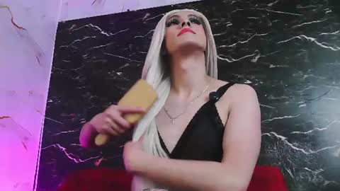 crislingery_doll online show from July 12, 1:37 pm