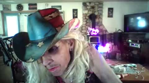 Snapshot of crossdrsr1 chatting on October 22, 4:42 pm crossdrsr1 online show from October 22, 4:42 pm