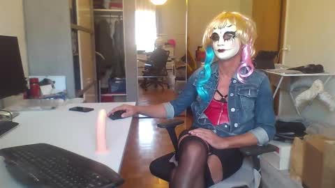 newcumer online show from December 10, 9:10 am