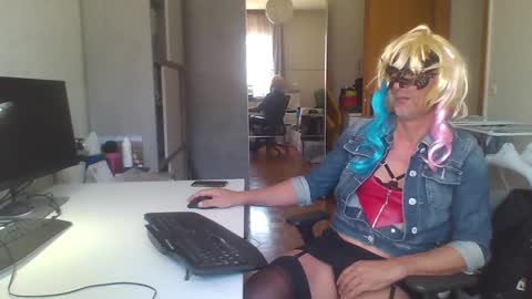 newcumer online show from March 6, 10:27 am