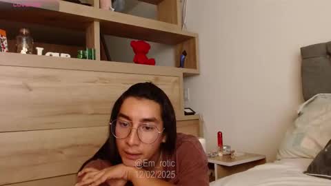 Snapshot of em_rotic chatting on February 12, 6:40 pm Emilia online show from February 12, 6:40 pm