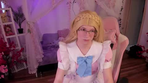 Snapshot of fi_cosplay chatting on October 21, 9:16 pm fi_cosplay online show from October 21, 9:16 pm