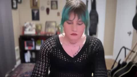 Saoirse online show from December 3, 8:33 am