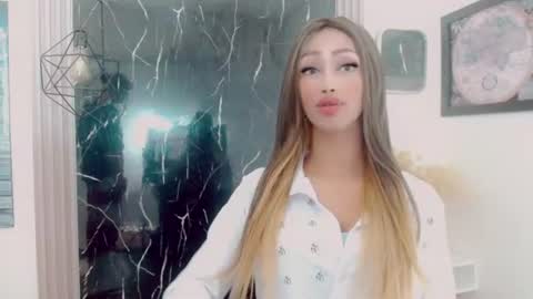 Hilary Avilan online show from June 10, 7:02 pm