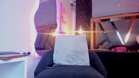 hotty_redd online show from December 16, 8:03 pm