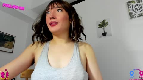 Snapshot of hottycrishinaxx chatting on December 9, 11:47 am crishinahotty online show from December 9, 11:47 am