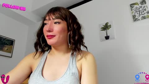 Snapshot of hottycrishinaxx chatting on December 9, 9:48 pm crishinahotty online show from December 9, 9:48 pm