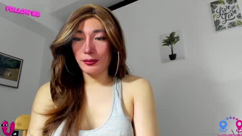 Snapshot of hottycrishinaxx chatting on December 15, 9:20 pm crishinahotty online show from December 15, 9:20 pm