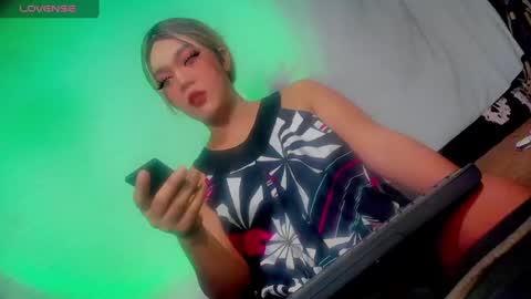 ella may online show from January 22, 12:49 pm