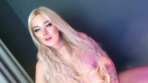 Candy Moore online show from December 12, 11:03 pm