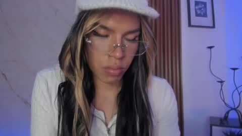 isabell online show from December 5, 6:36 pm