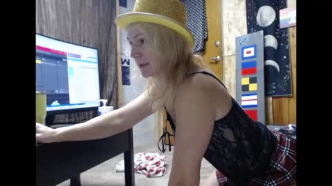 Snapshot of jamiebottoms chatting on December 31, 6:13 pm Jamie Bottoms online show from December 31, 6:13 pm