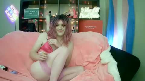 Snapshot of lillyvtrap chatting on September 28, 11:15 pm lillyVonT online show from September 28, 11:15 pm