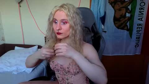 Lori -----------------------------------    online show from March 21, 4:01 pm