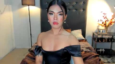 lucyvane online show from May 28, 2:42 am