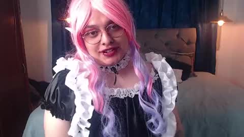 lunasnow__ online show from April 15, 4:01 pm