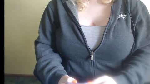 LunoviaXL online show from November 1, 1:08 pm