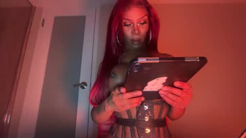 luvvlee online show from July 22, 6:45 pm
