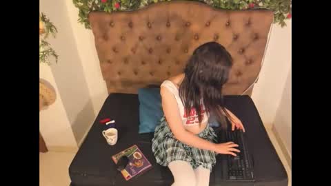 lux_royse online show from April 1, 9:01 pm