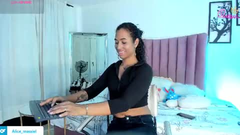 massielhot online show from July 13, 8:00 pm