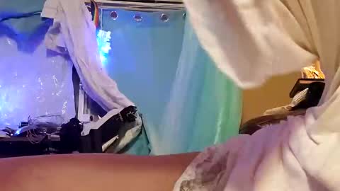 Snapshot of merelyalover chatting on January 21, 6:23 am gurlnips online show from January 21, 6:23 am