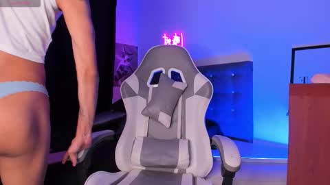 Mia online show from November 15, 4:54 am