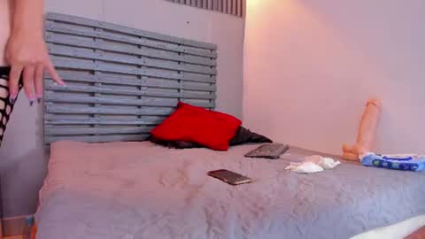 MIA SinCLAIRE online show from July 31, 2:39 pm