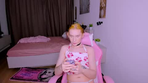 mikaella_nicole online show from June 7, 7:55 pm