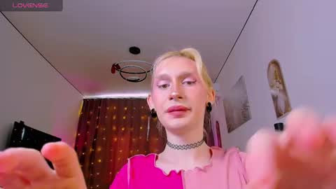 mikaella_nicole online show from August 6, 11:06 am